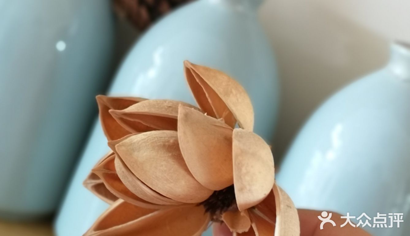 【环境】店内环境简单别致，整体以竹质结构为铺设～门框