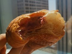 樱花味草莓流心羊角-瑞幸咖啡(7号国际商业中心店)