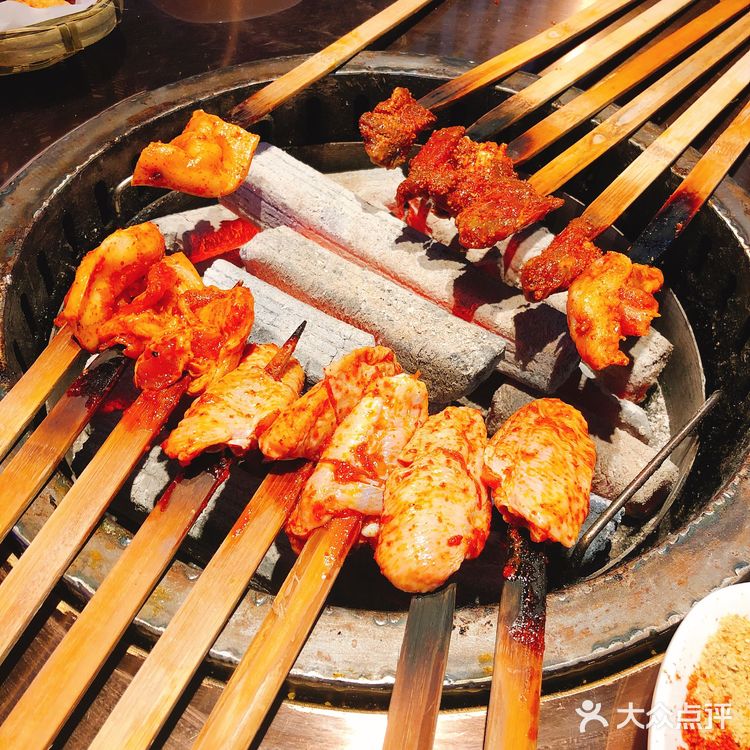 大口吃肉，竹签烧烤，怀抱火炉吹空调，这就是夏天的味道！