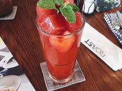 草莓冰茶-ROAST coffee & eatery