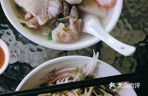 Dry Noodles with Seafood Soup