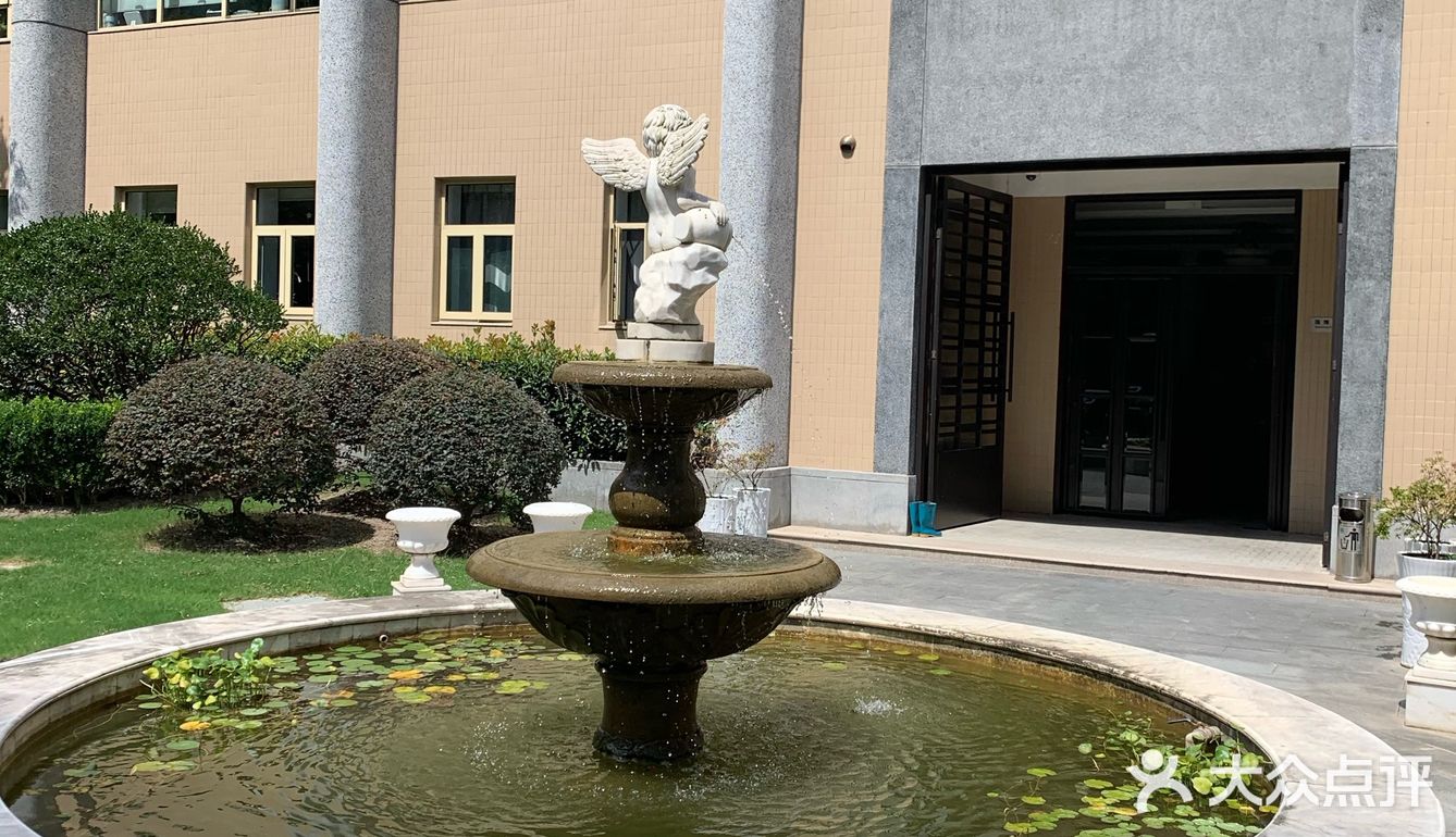 这里可以说是闹中取静