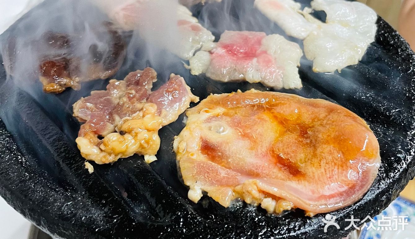 北京炭火小炉子烤肉，每盘肉才十来块钱