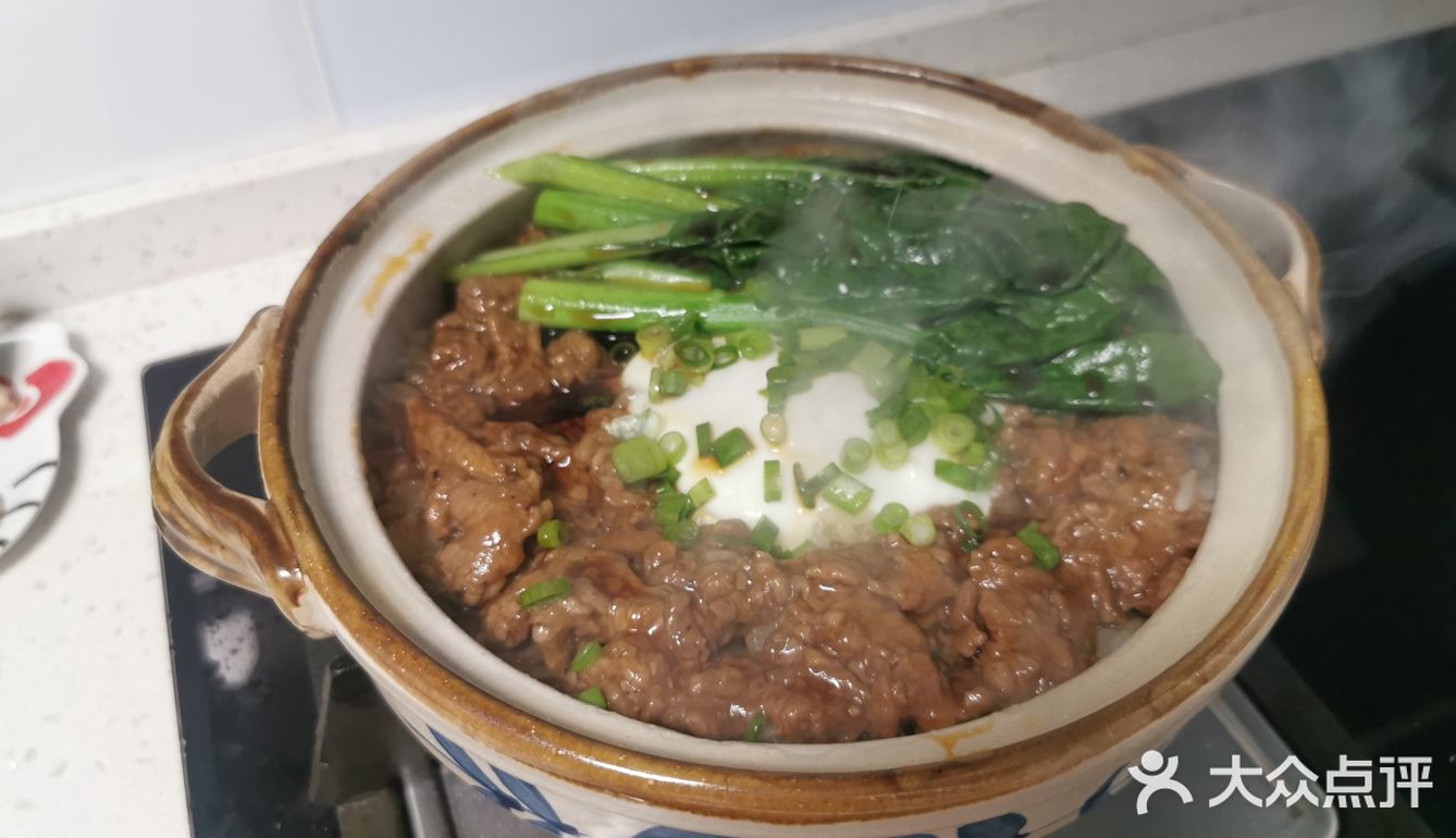 少量多次加水，反复抓嫩牛肉，吸饱水分后少许油封住