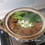 少量多次加水，反复抓嫩牛肉，吸饱水分后少许油封住