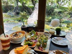 -Chom Cafe and Restaurant