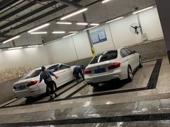 -上海宝信宝马4S店