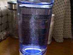 矿泉水在水素杯中再经加氢处理，据说能加速脱除体内游离氧，有益健康。-京东商城