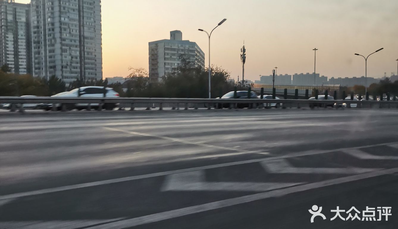帝都的朝阳中......