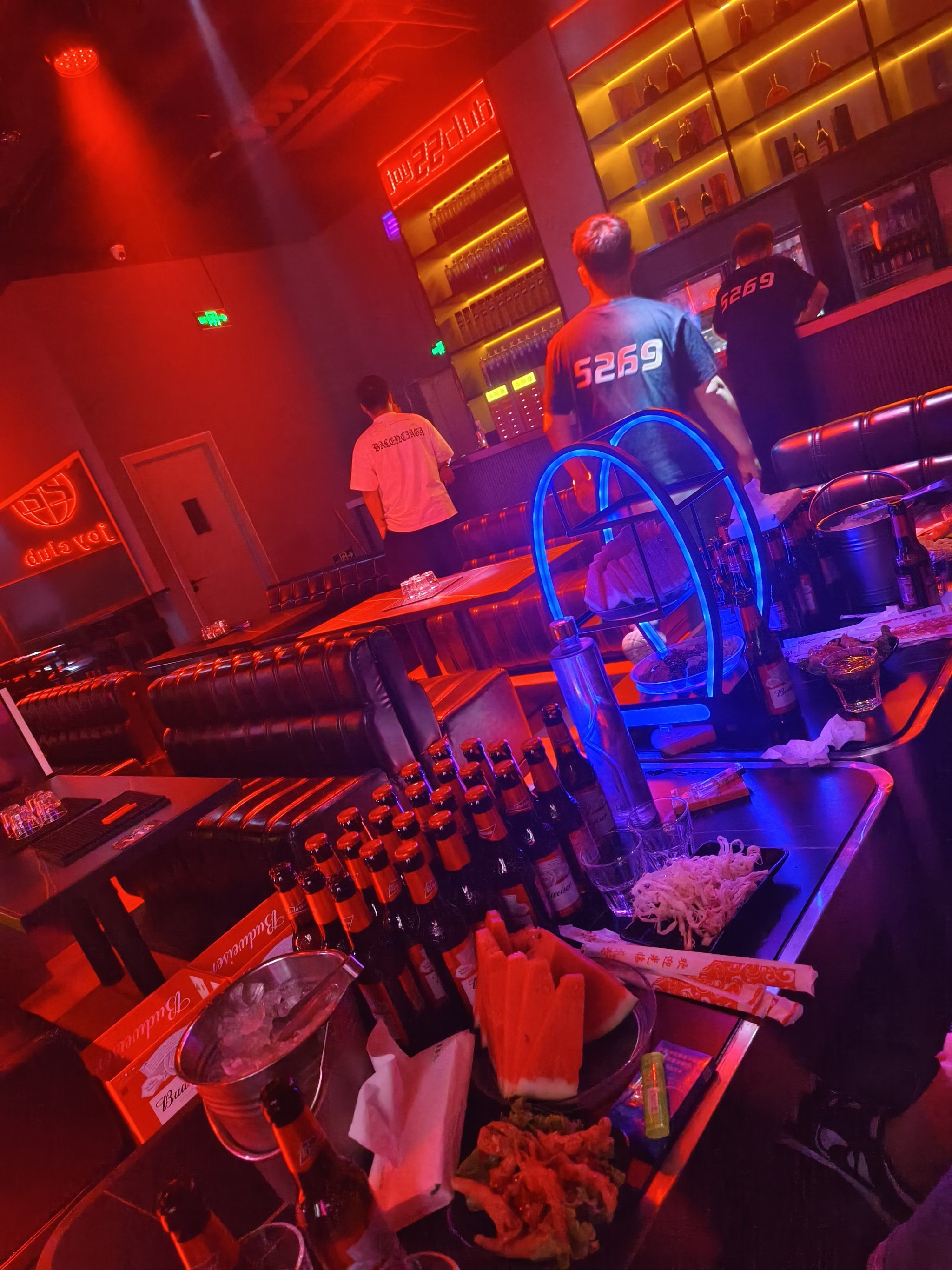 夜店狂欢不思归