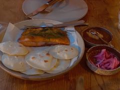 烟熏三文鱼配烤饺子皮和芥末籽酱-BOR Eatery(安福路店)