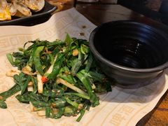 盘烤韭菜-何师烧烤·香辣蟹·川菜·30年老品牌(太古里旗舰店)