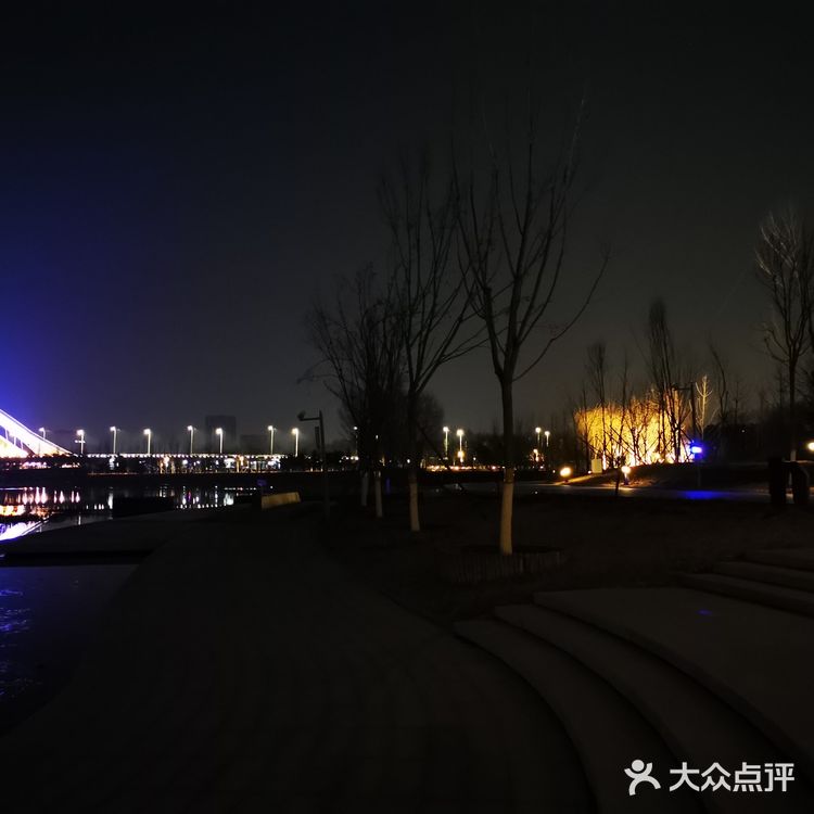 未来科学城滨水公园夜色也很漂亮，远处有，凹造型的灯光秀