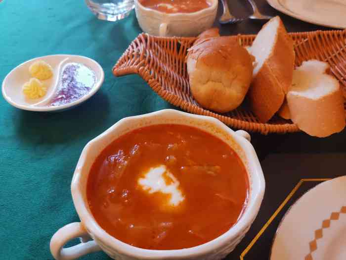 老俄楼西餐厅-"[薄荷]环境:是居住的老式建筑物改成的.