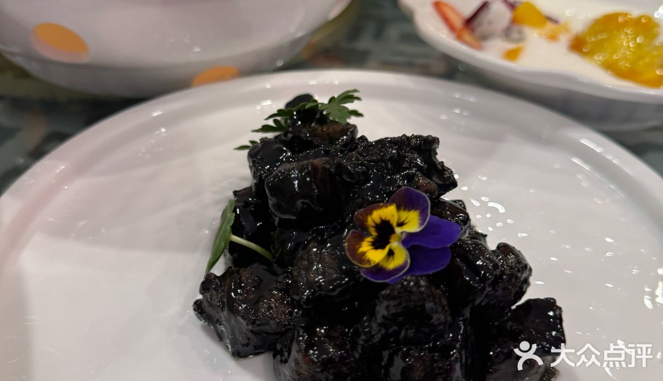 吃个饭还能看新疆小姐姐跳舞，这牌面十足‼️
