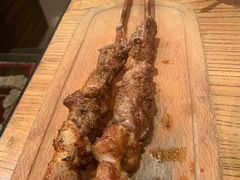 红柳羊肉串-阿里家·新疆烤肉酒場 by MIG