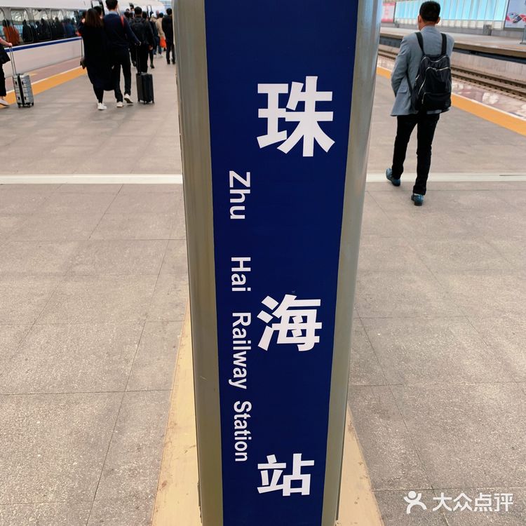 冰簟银床梦不成，碧天如水夜云轻