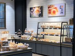 面包甜点陈列柜-皇冠幸福里动物奶油生日蛋糕(龙阳村地铁站店)