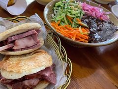 饼夹猪头肉-门框胡同百年卤煮(新街口店)