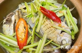 Stir-fried Fish with Ginger, Green Onion, and Garlic (Mixed Fish Pot)