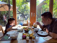 -Chom Cafe and Restaurant