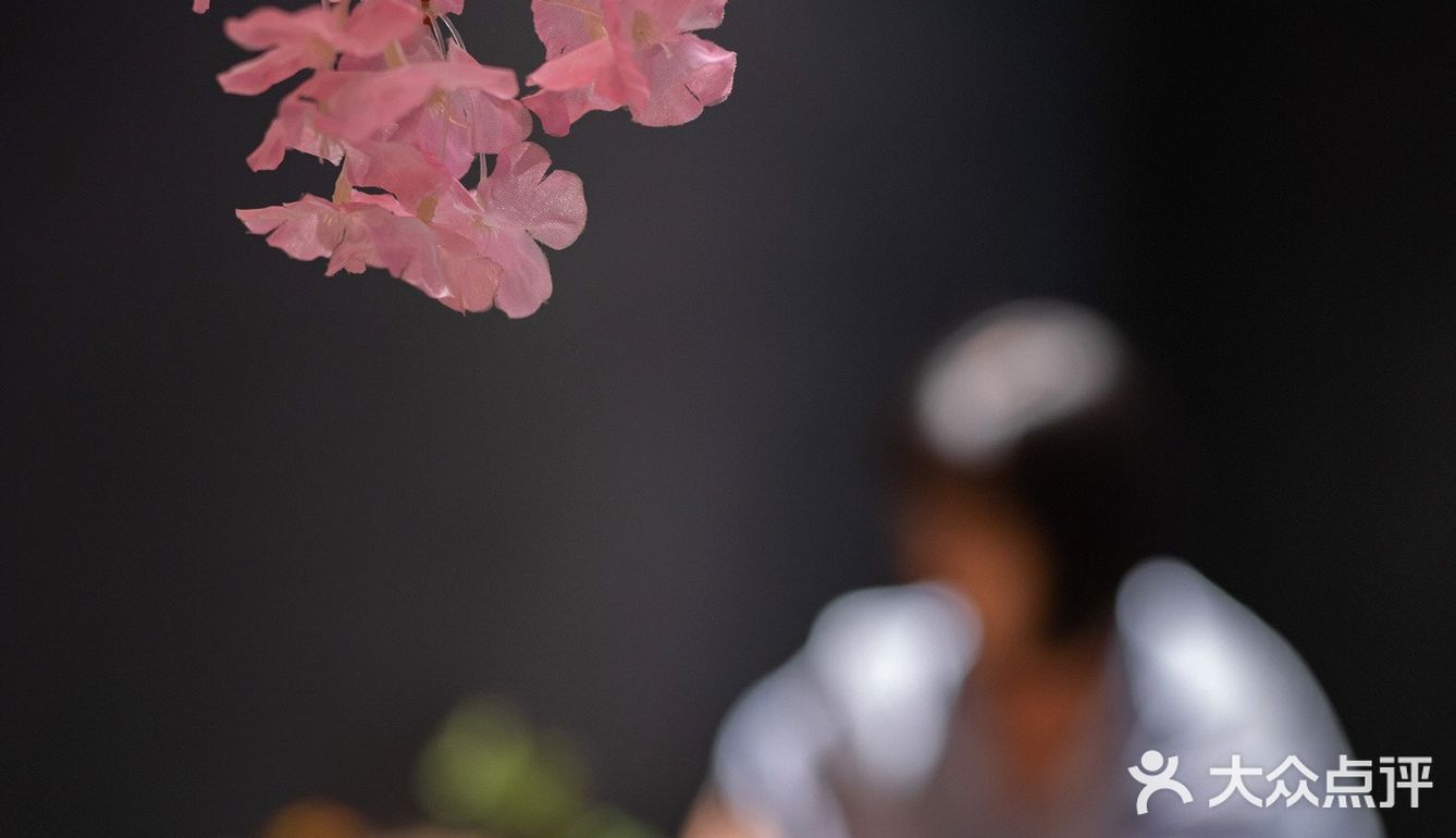 这里的樱花🌸开了，我想约你一起吃日料，好吗？