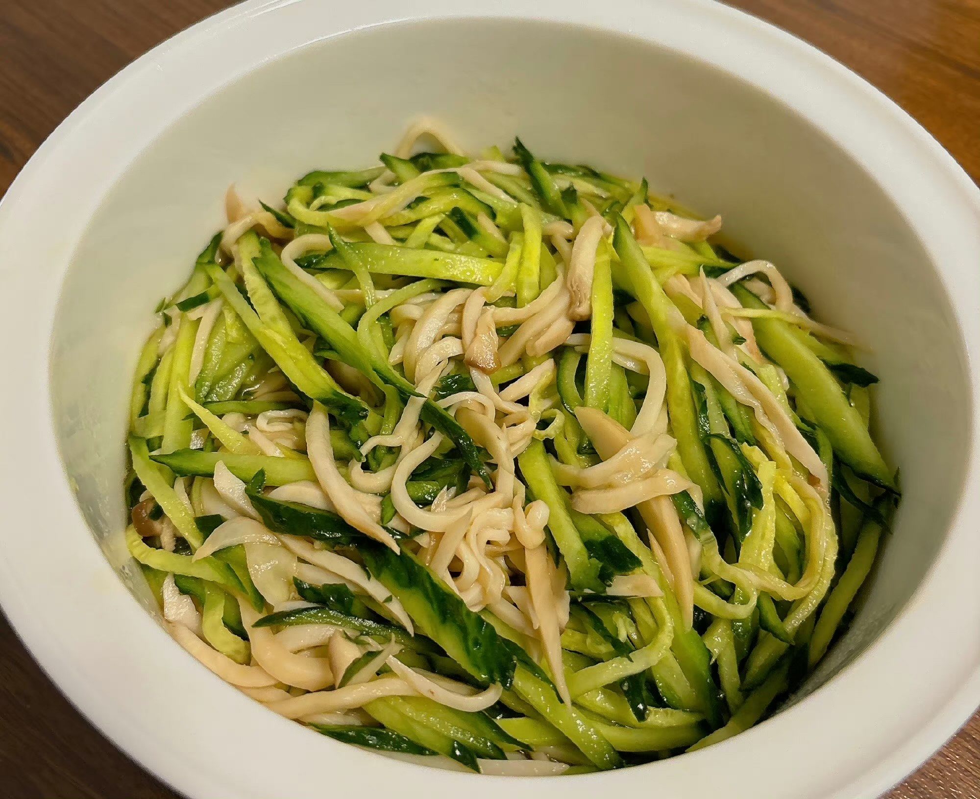 今日小餐桌,黄瓜拌金针菇,韭菜炒鸡蛋
