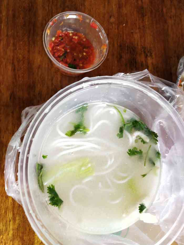 打分    /人 打包的大份天赐羊肉米线,快吃完了才想起来拍照.