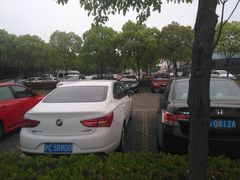 -上海大学生体育中心-游泳馆停车场
