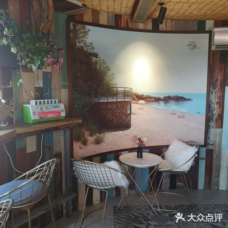 今天来到海边的安娜海景咖啡馆，阳光明媚的中午