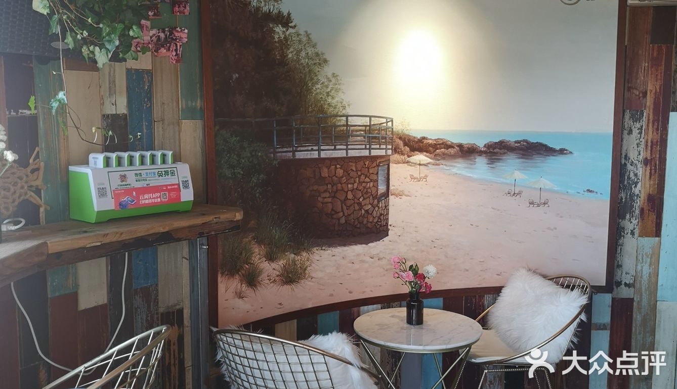 今天来到海边的安娜海景咖啡馆，阳光明媚的中午