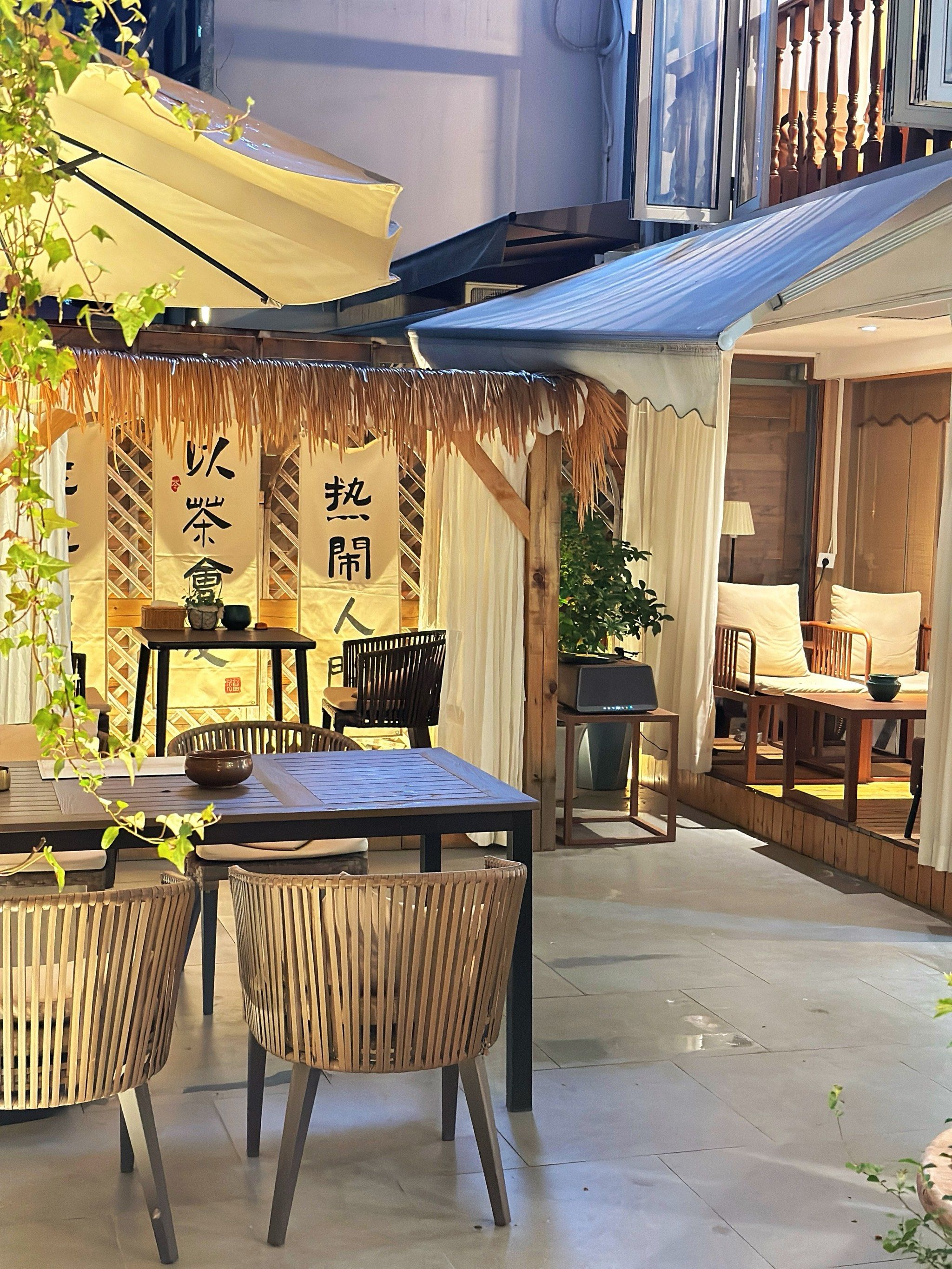 初夏的夜晚在茶馆度过