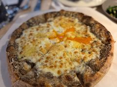 黑松露披萨，三种芝士和有机鸡蛋-Mercato莫卡多露台餐厅与酒吧(K11店)