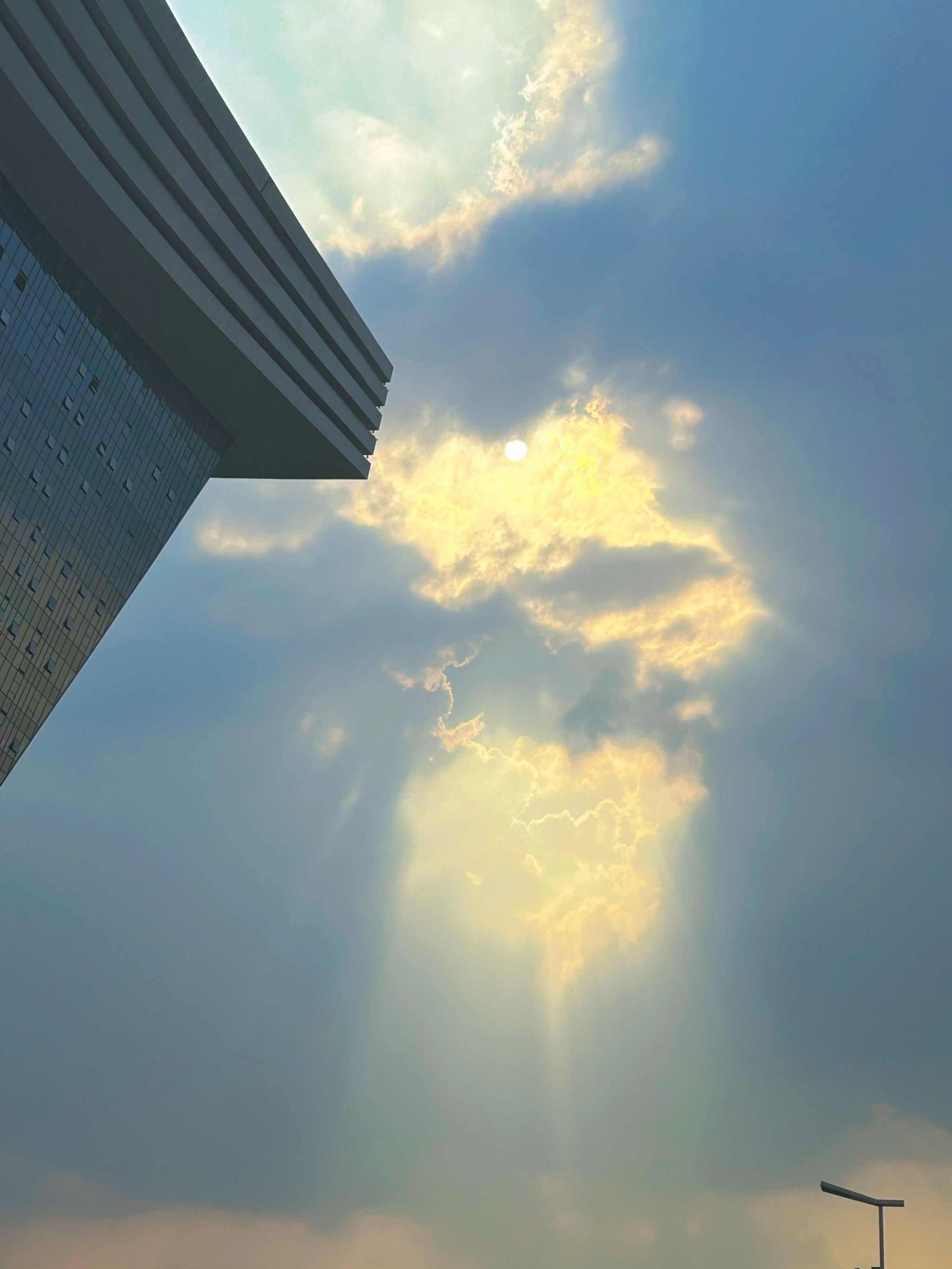 丁达尔效应的天空