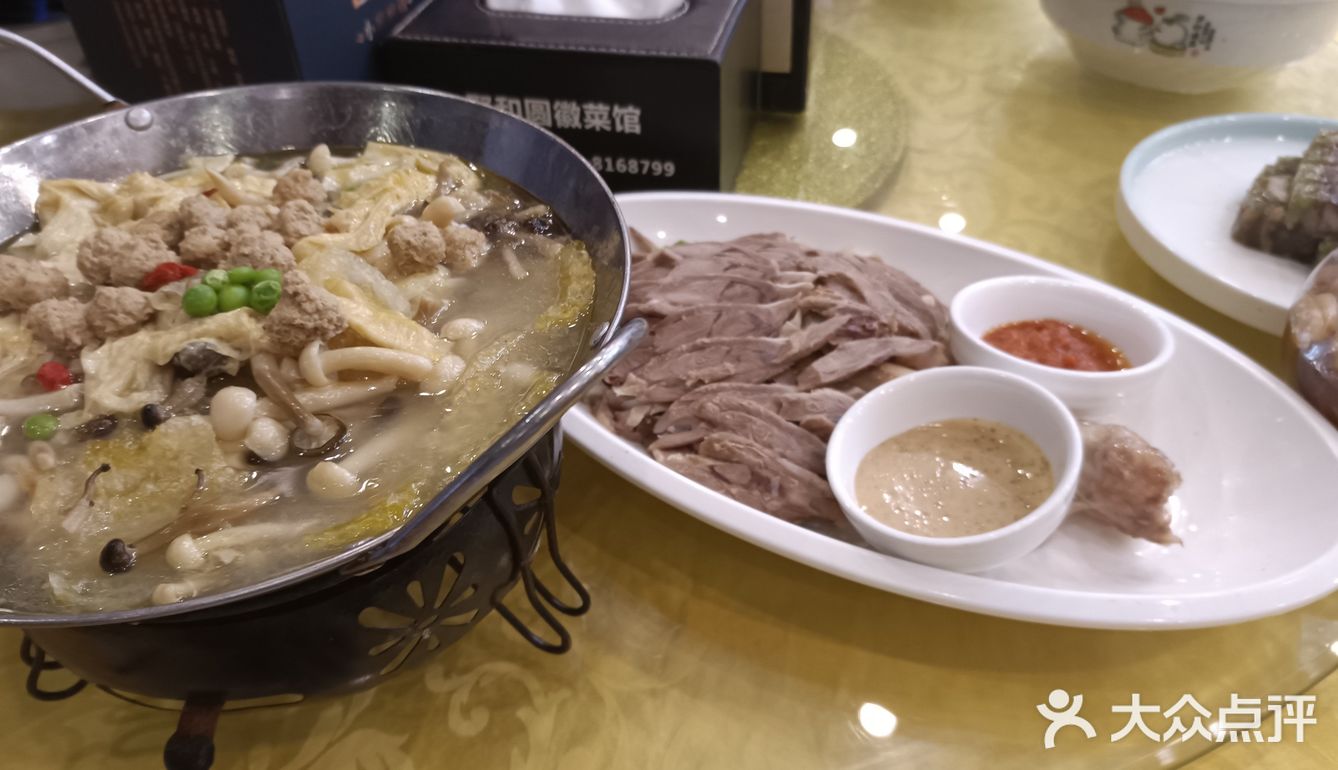聚会吃酒经常去的一家菜馆。这次是别人的乔迁之喜