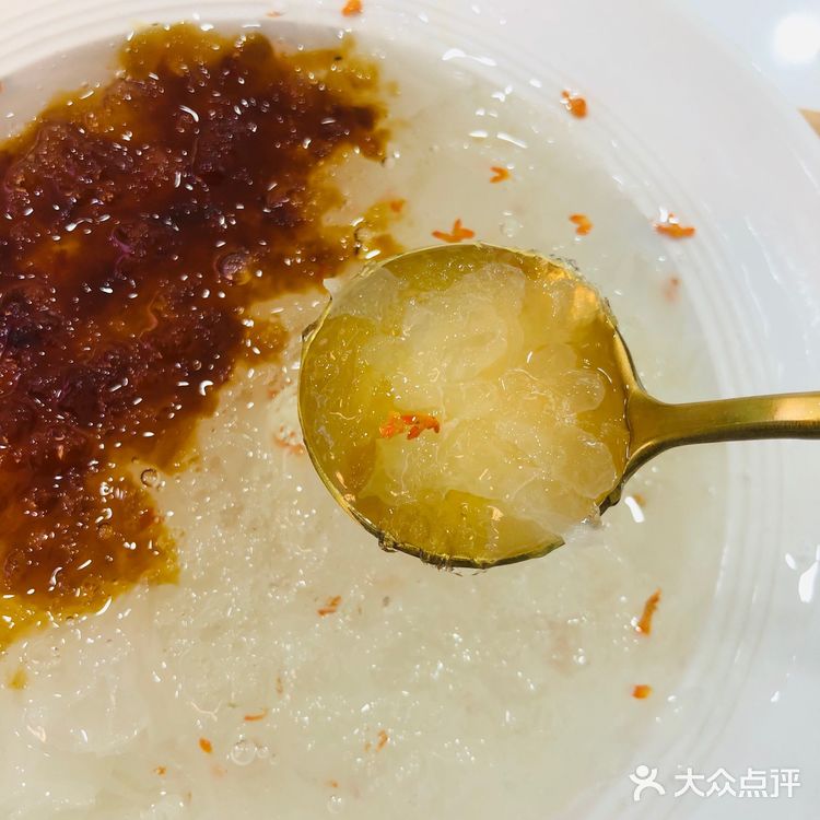 店内羹比露要浓稠一些，无论是什么样的产品都是可以拉丝的