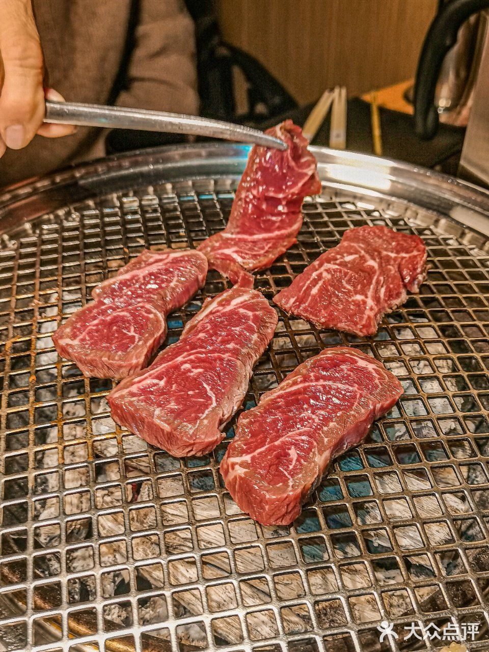 月薪3k也能来😉 就爱这口儿，一口熟成牛🐮 肉一口酒