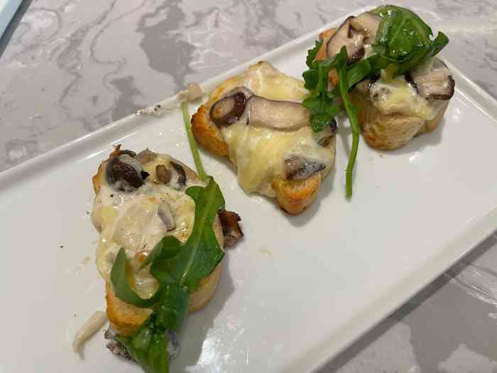 两款咖喱披萨(鸡肉/牛肉)都有优惠 「超值奶香芝士菌菇tapas」很好吃