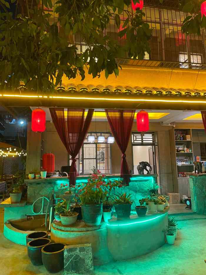 玲珑小院(杨美地铁站店"地铁站口出来就是,环境就是自家农家小院.