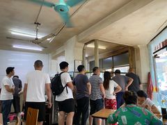 等位区-老字号眼镜子煎包汤包店