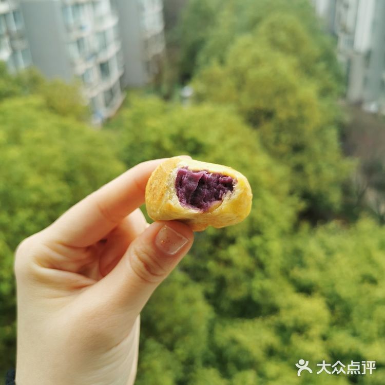 紫薯，芋头（蒸熟）炼奶，白砂糖，混合揉成泥放冷藏