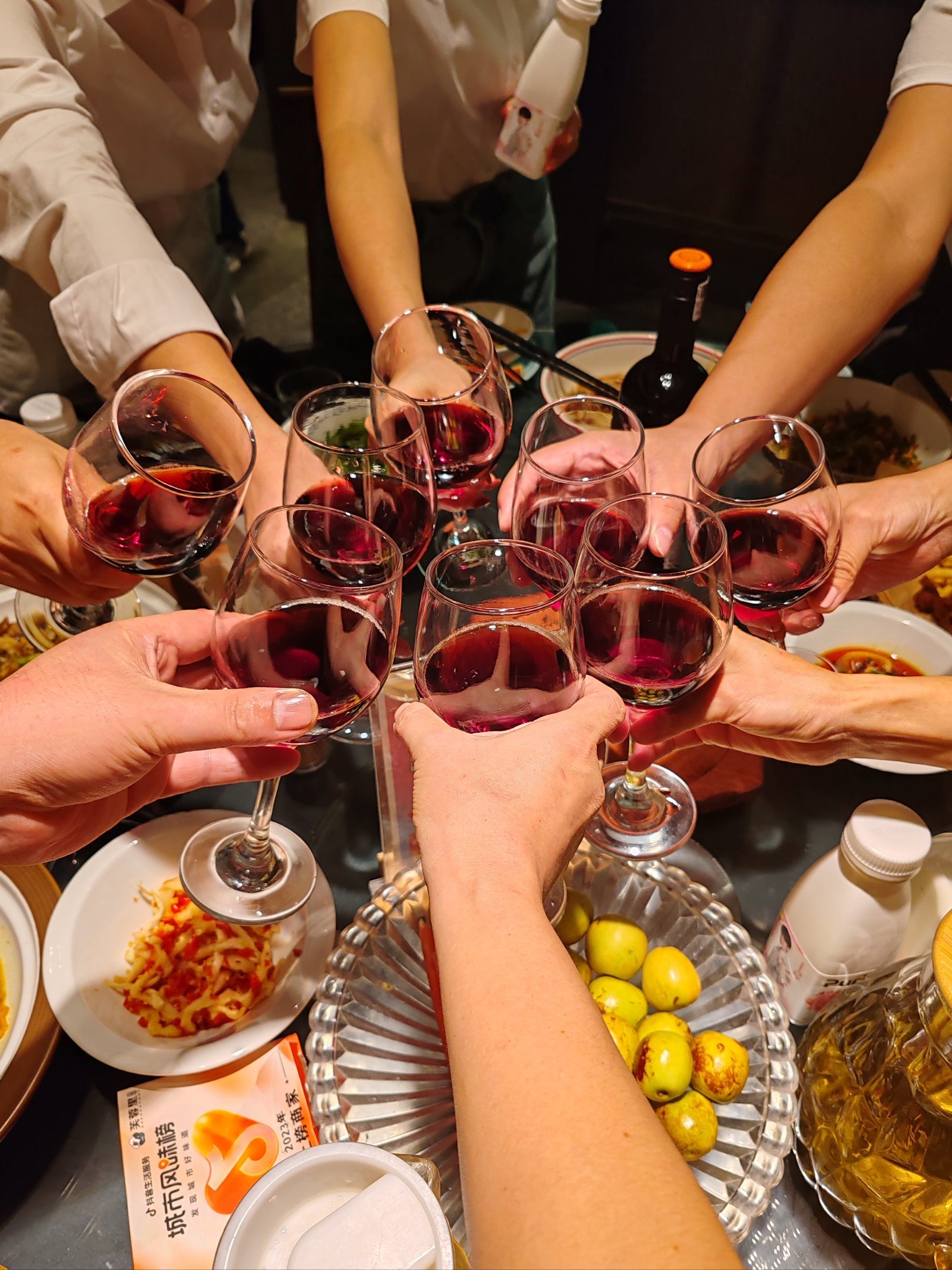 大圆桌下的友情时光