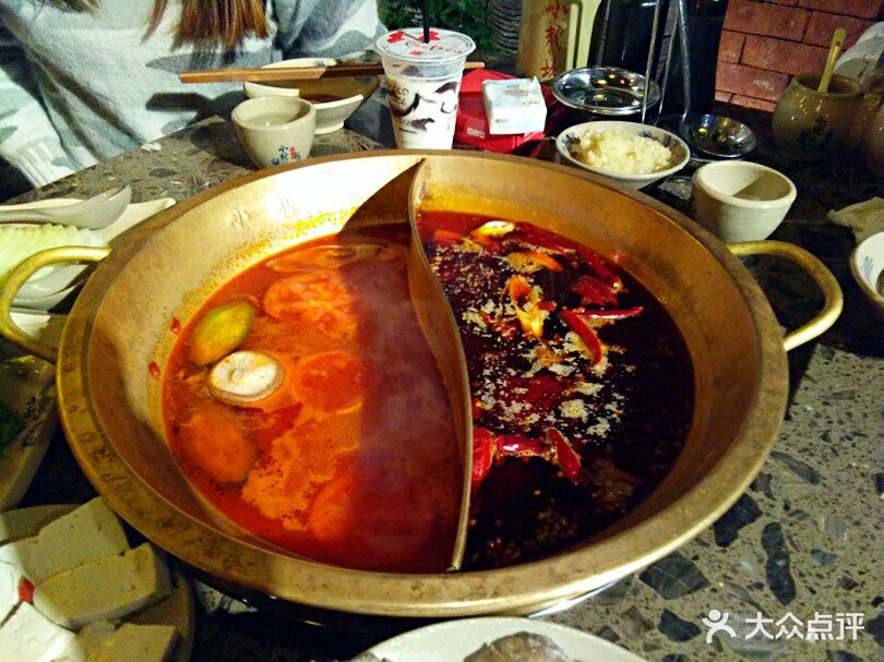 小龙坎老火锅番茄鸳鸯锅图片 - 第1张