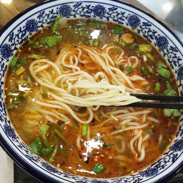 化隆牛肉面-"公司附近的一家拉面馆90在一个小胡同里,.