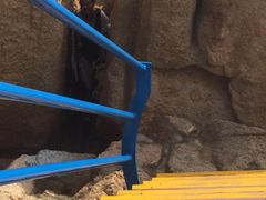 栈道的小缝-那琴半岛地质海洋公园