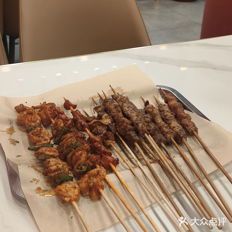 这家烧烤，我能炫三盘！家人们，偶然发现一家超绝的烧烤店