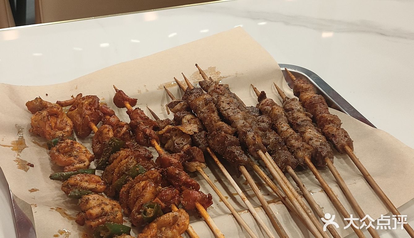 这家烧烤，我能炫三盘！家人们，偶然发现一家超绝的烧烤店