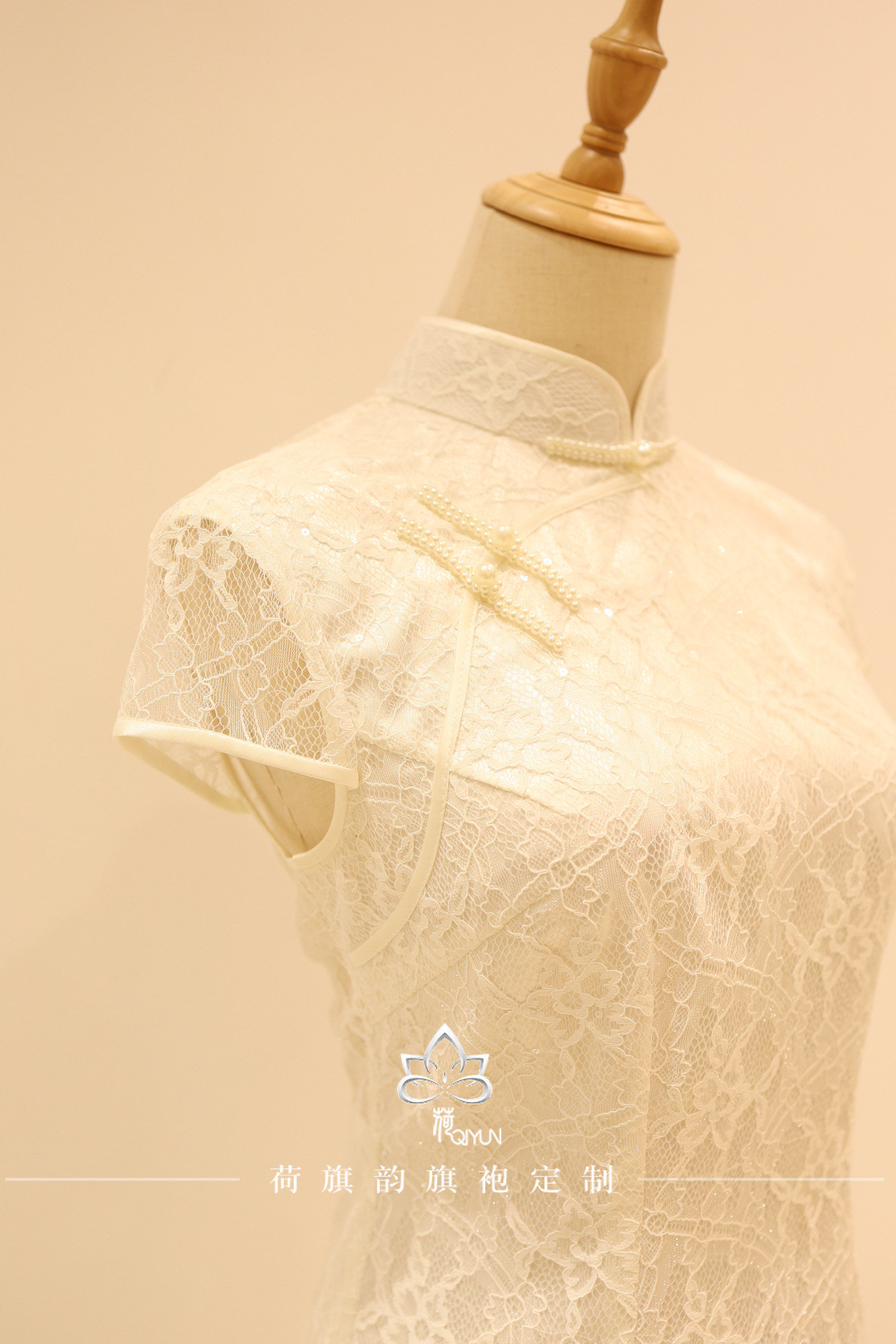 绝美蕾丝旗袍,后背镂空设计太迷人