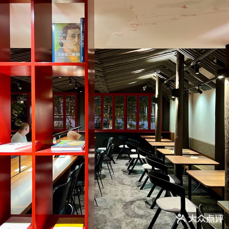 大红国风的咖啡店，果然是首都开过来！