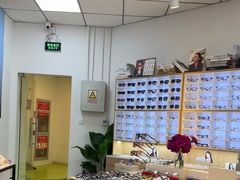 -天空之镜眼镜店蔡司依视路配镜授权零售店(望京颐堤港店)